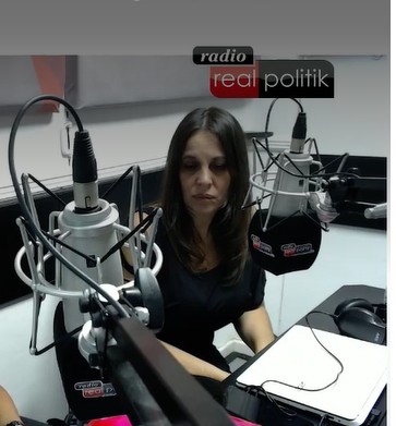 La Dra. Andrea Paula Lupetti en una entrevista radial